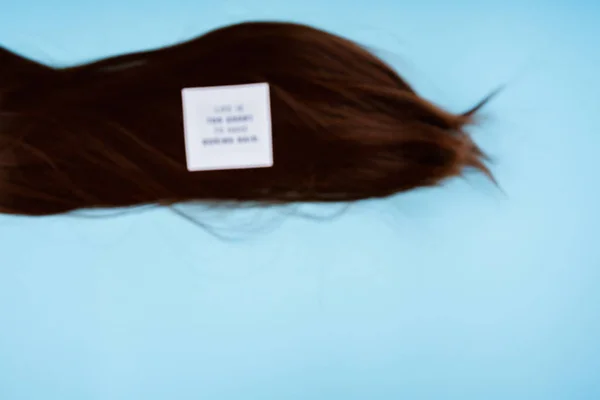 미용사 개념 : 거짓 머리와 머리핀 — 스톡 사진