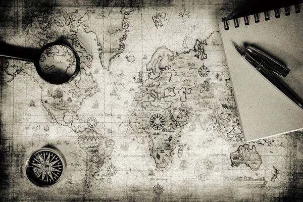 Древняя карта, компас и лупа — стоковое фото