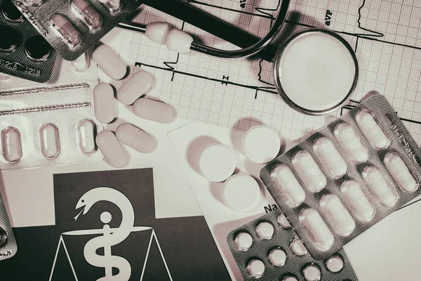 Аптека тема, капсульные таблетки с лекарственными антибиотиками в упаковке — стоковое фото
