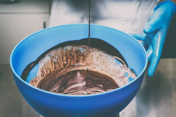 Çikolata ve krema karıştırma. Kremalı pasta — Stok fotoğraf