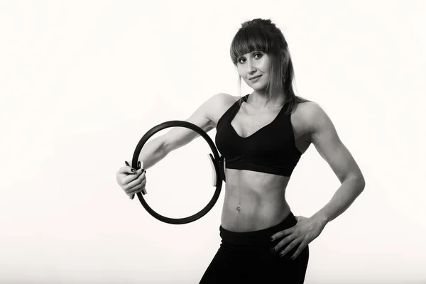 Chica deportiva con un círculo de pilates — Foto de Stock