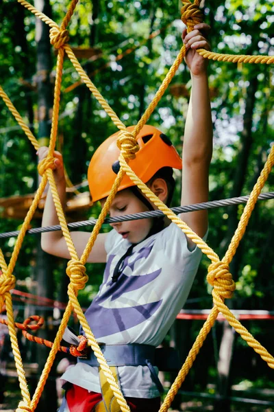 O rapaz sobe ao parque das cordas — Fotografia de Stock
