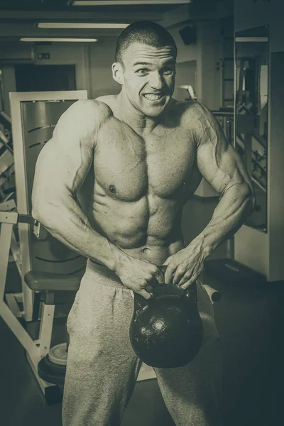 Processus d'entraînement hommes à la salle de gym — Photo