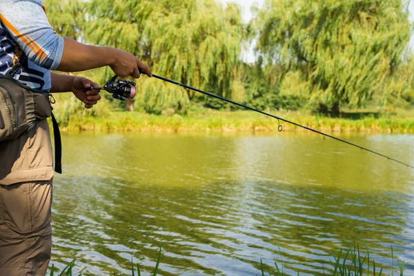 Le pêcheur pêche sur le lac — Photo