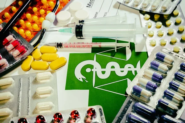 Tablets, pills and a stethoscope on a table — Stock Photo, Image