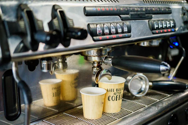 Kaffee wird in einer Kaffeemaschine zubereitet — Stockfoto