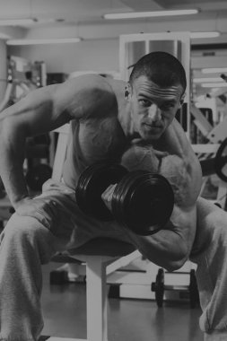 sporcu ağırlık ile meşgul