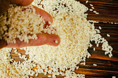 ahşap bir masa üzerinde pirinç