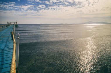 deniz ve köprü görünümü