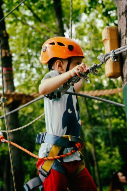 Çocuk bir kolye park tırmanıyor