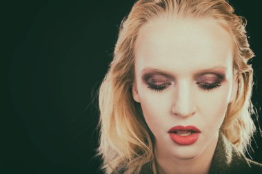 Gözlerde koyu renk göz farı.