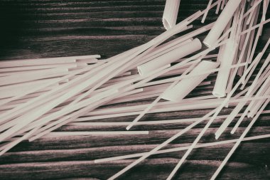 Ahşap bir masa üzerinde makarna