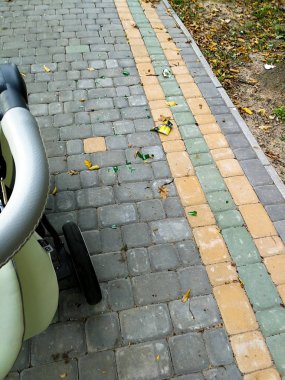 kenarına bir yolda bir bebek arabası