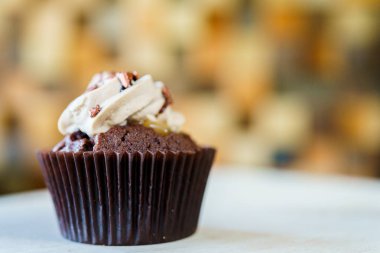 bir tepsi üzerinde pek çok güzel pastalar