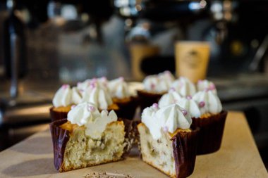 bir tepsi üzerinde pek çok güzel pastalar