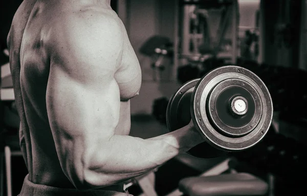 Velké biceps s činkami — Stock fotografie