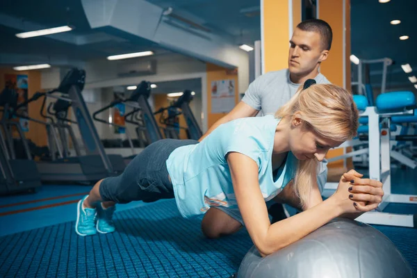 Entrenamiento personal en el gimnasio —  Fotos de Stock