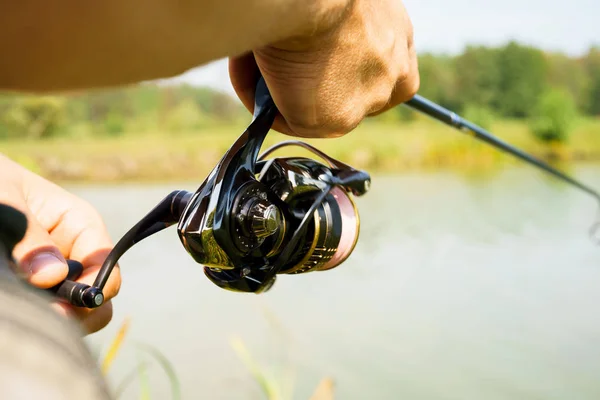 El pescador está pescando en el lago — Foto de Stock