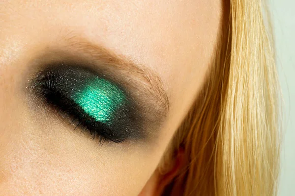 Make-up met groene schaduwen — Stockfoto