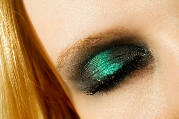 Trucco degli occhi con ombre verdi — Foto Stock