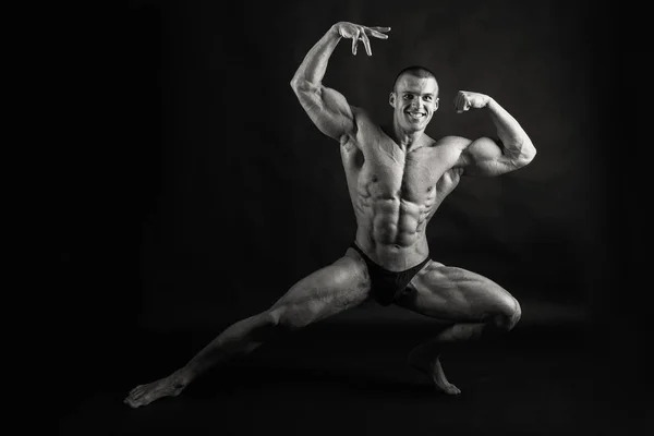 Manliga visar musklerna — Stockfoto