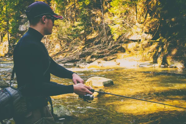 Pêcheur sur une belle rivière de montagne dans la forêt — Photo