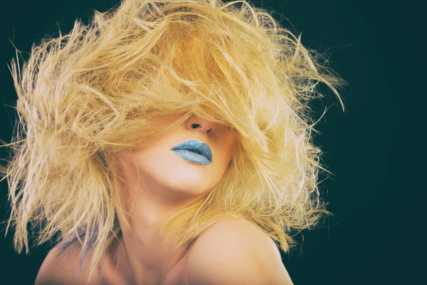 Blonde aux lèvres bleues — Photo