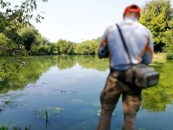 Рибалка рибалка влітку на озері — стокове фото