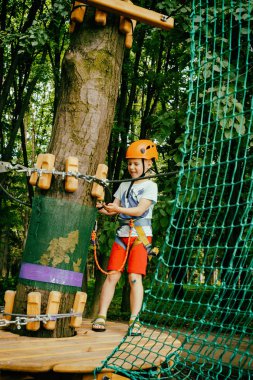 Çocuk bir kolye park tırmanıyor