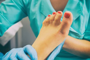 Usta ayak masajı yapıyor.