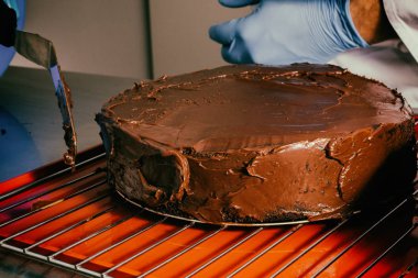 Çikolatalı pasta pişirme