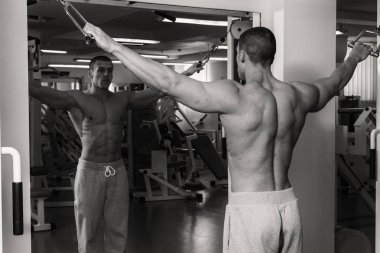 spor olarak güçlü bir adam