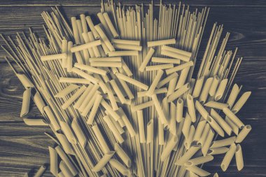 Ahşap arka planda farklı türde makarna.