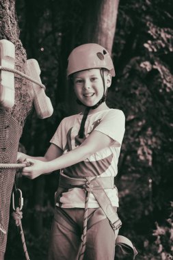 Çocuk bir kolye park tırmanıyor