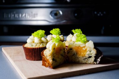 peynir ve salata ile cupcakes