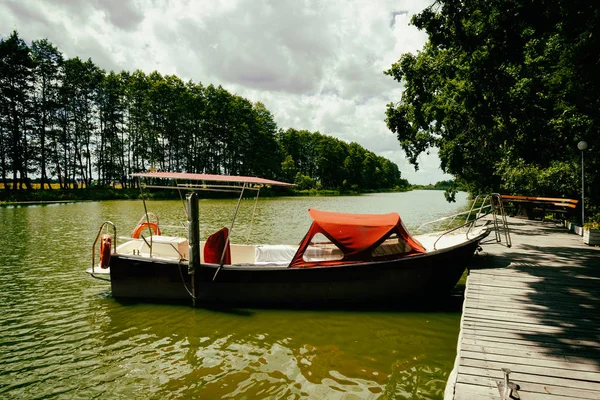 Лодка на реке — стоковое фото