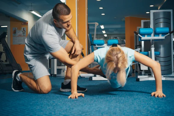 Coach teaches the girl to push-up — Stock Photo, Image