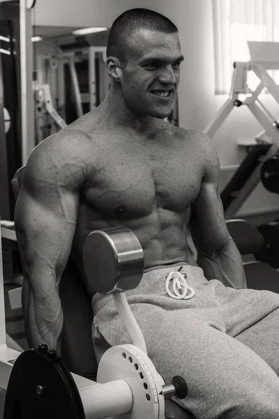 Strong man in gym — Stock Photo, Image