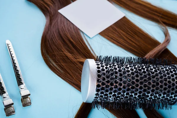 Frisör koncept: falskt hår och hårnålar — Stockfoto