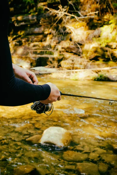 Pescador en un hermoso río de montaña en el bosque — Foto de Stock