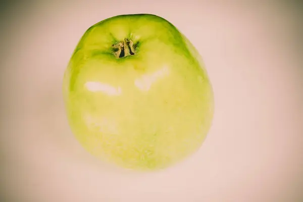 Красивые, сочные органические яблоки на белом фоне — стоковое фото