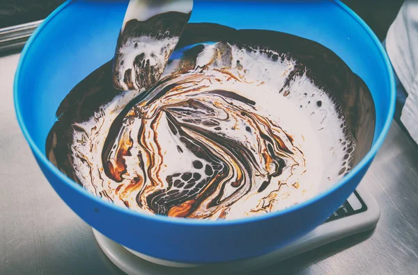 Mezclando chocolate y crema. Pastel de crema — Foto de Stock