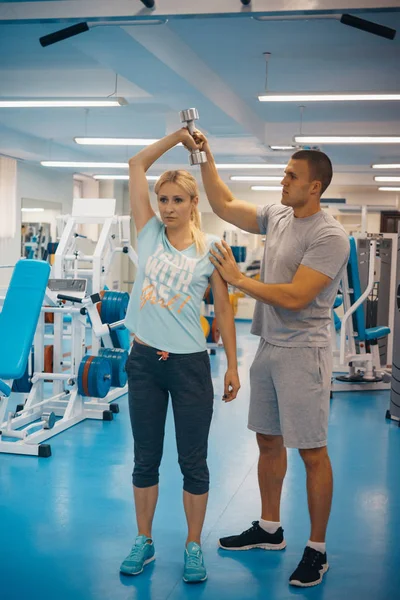 The concept of personal training. Coach and client in the gym — Stock Photo, Image