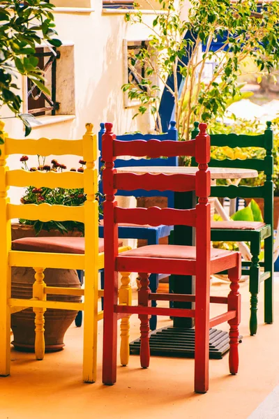 Kolorowe krzesła w kawiarni — Zdjęcie stockowe