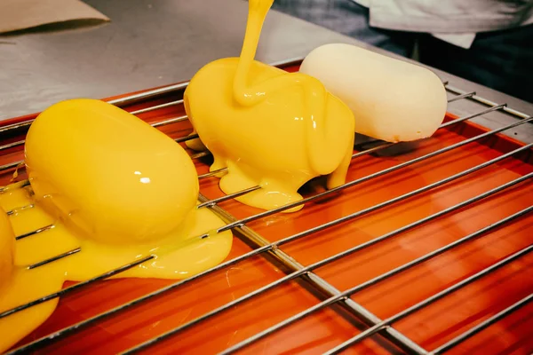 Preparación de brownies con glaseado amarillo — Foto de Stock