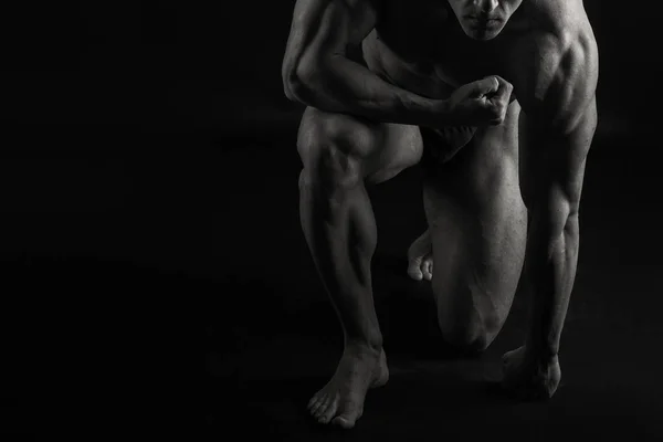 Proceso de entrenamiento de hombres en el gimnasio —  Fotos de Stock