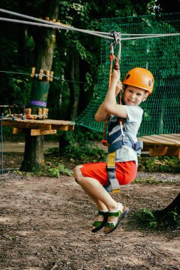 Çocuk bir kolye park tırmanıyor