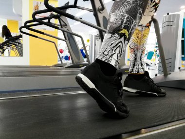 ayak koşu bandı üzerinde gitmek