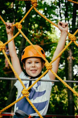 Halat Parkı çocuk tırmanıyor