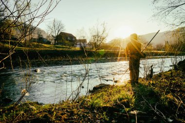 Nehirde balık tutmak